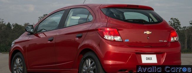 Passamos o Onix Joy 2017 no pente fino