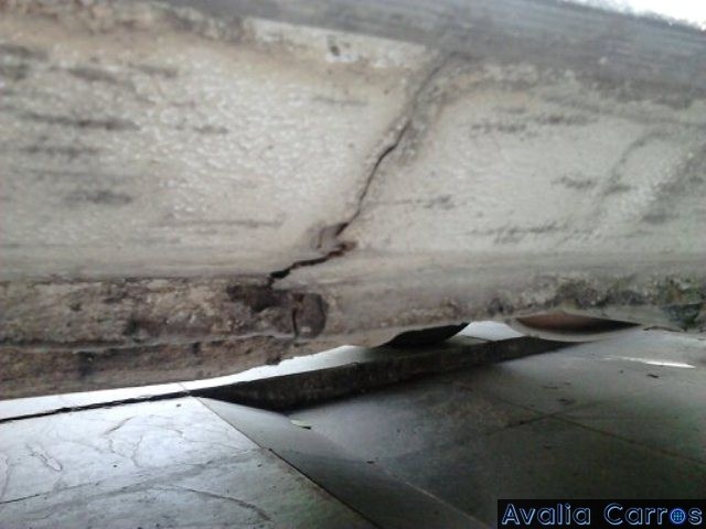 Avaliação da trinca da soleira da porta esquerda do Gol CL 1.8. 1989