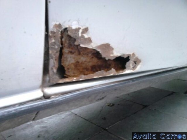 Avaliação da ferrugem na porta esquerda do Gol CL 1.8 1989
