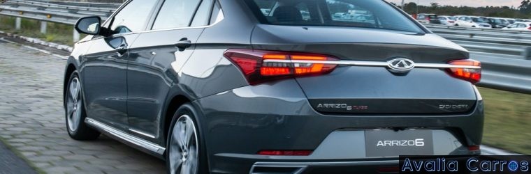 O maior porta-malas entre os sedãs médios deixa a desejar na distância entre-eixos