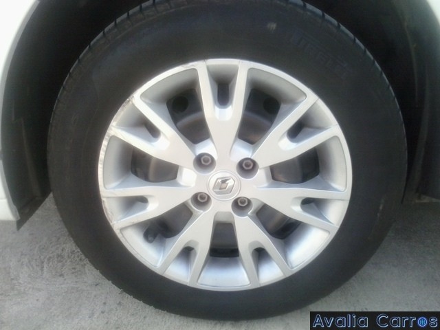 Avaliando a calota da roda dianteira do Renault Sandero Zen 1.0