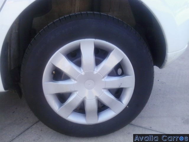 Avaliando a calota da roda traseira do Renault Sandero Zen 1.0