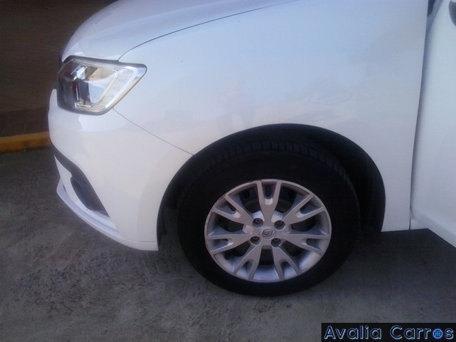 Avaliando a calota da roda dianteira do Renault Sandero Zen 1.0