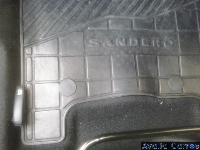 Avaliando o tapete original do Renault Sandero Zen 1.0