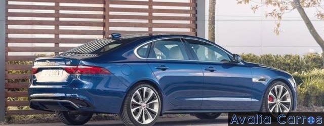 Avaliando o porta-malas do Jaguar XF um SEDÃ TOP 500