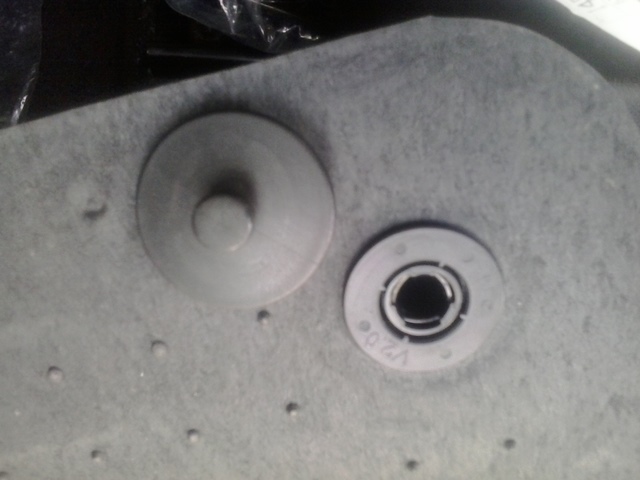 Avaliando o tapete original do lado do motorista do Onix 1.0 LT sem fixação no assoalho