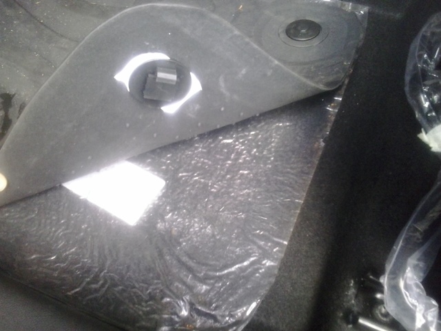 Avaliando o tapete original do lado do motorista do Onix 1.0 LT