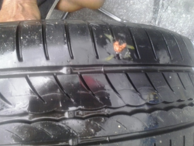Avaliando conserto de pneu em Ford Ka alugado na Localiza