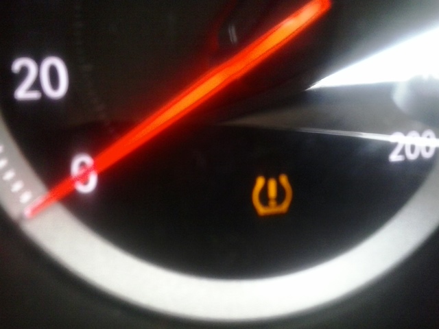 Avaliando luz indicadora de pneu baixo do Onix LT1 1.0