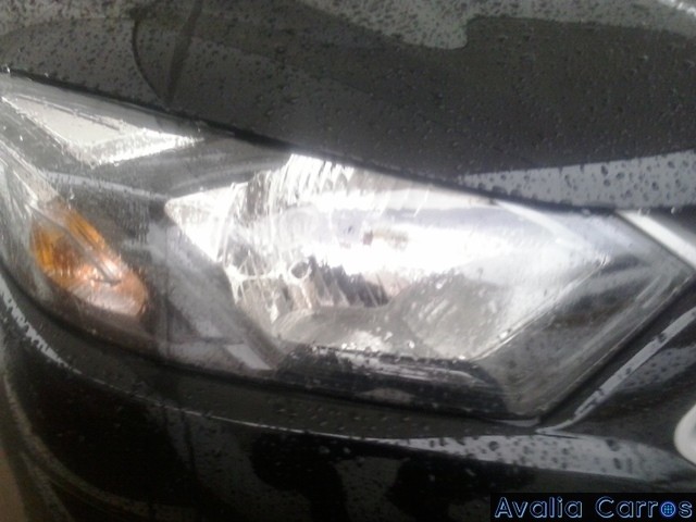 Avaliando a lanterna dianteira direita do Onix Joy