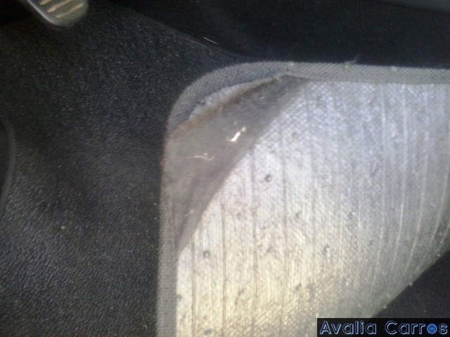 Avaliando o tapete do lado do motorista do FIAT Argo 1.0