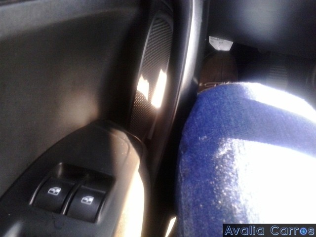 Avaliando o puxador da porta do motorista do FIAT Argo